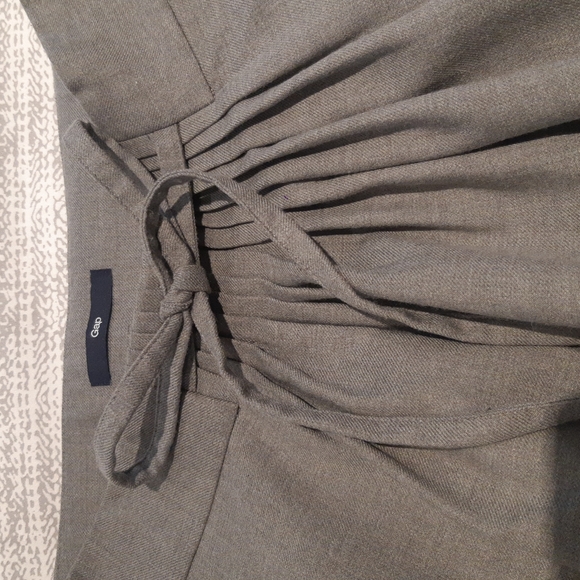 🌞3/$60 GAP Grey Skirt - Picture 2 of 5